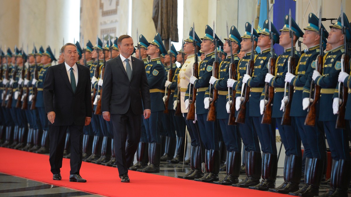 Z powodu sprzeczności w Eurazjatyckiej Unii Gospodarczej i złych relacji Polski z Rosją, Kazachstan raczej nie będzie mógł lobbować interesów Polski w tej organizacji, może natomiast być jej przewodnikiem w Azji Środkowej - ocenia "Niezawisimaja Gazieta".