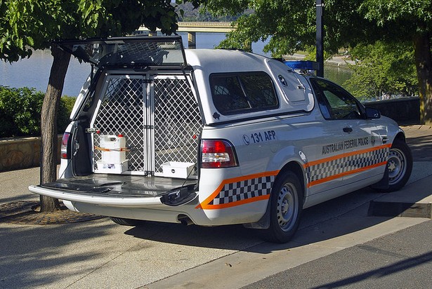 Australijscy policjanci wykazują się w swojej pracy dużą dawką patriotyzmu. Bezdroża Antypodów patrolują bowiem przede wszystkim w samochodach Holden VE Ute Omega (na zdjęciu) oraz Holden VZ Commodore wyprodukowanych przez krajowy koncern motoryzacyjnych. Oprócz tego Australijscy stróżowie prawa korzystają również m.in. z Forda Falcon oraz Nissana Patrol. Na zdjęciu: Holden VE Ute Omega (fot. Bridgee/CC BY-SA 3.0)