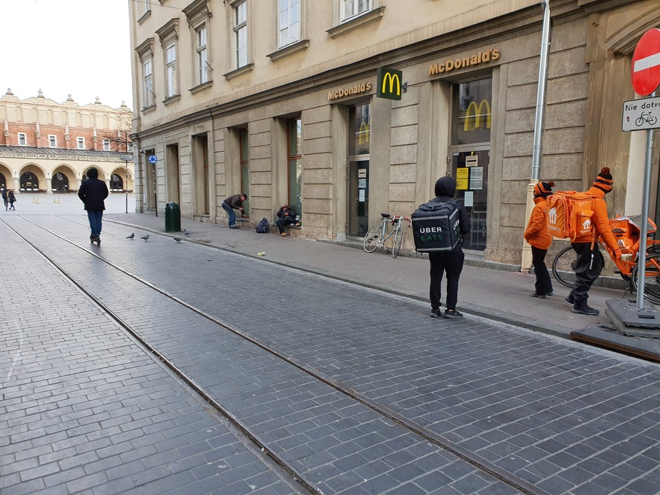 Czekający pod McDonald's na Szewskiej dostawcy jedzenia. I bezdomni...