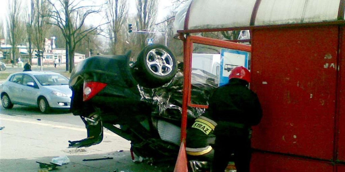 Auto zmiażdżyło przystanek! Cudem nikt nie zginął!