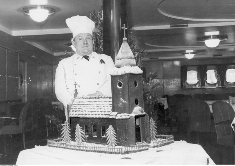 Model kościoła wykonany z migdałów prezentowany przez kuchmistrza Kanabusa, ustawiony w sali jadalnej na "Batorym", 1937 r.