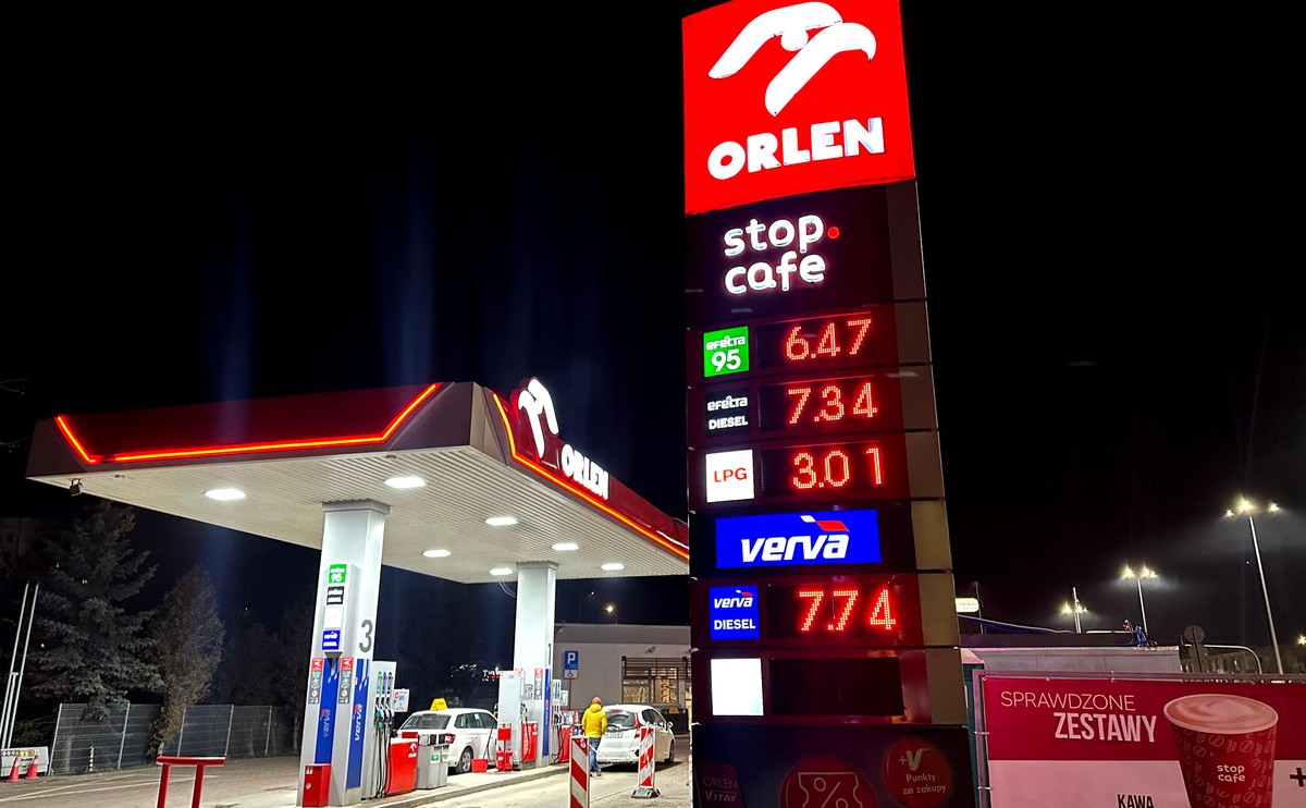 Pylon stacji paliw Orlen z wyświetlonymi cenami benzyny 95 i diesla na tle nieba