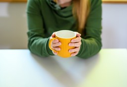 kiedy pić kawę, by żyć dłużej? naukowcy ustalili optymalną godzinę