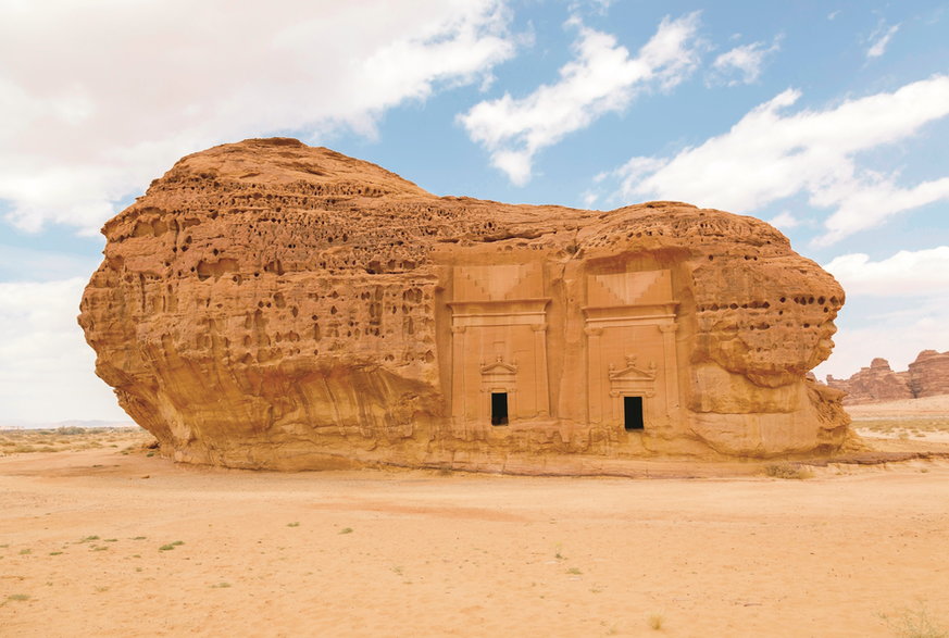 Arabia Saudyjska, Hegra. W ruinach tego starożytnego miasta znajdują się pozostałości 111 królewskich grobowców, z których kilka niedawno odkopano