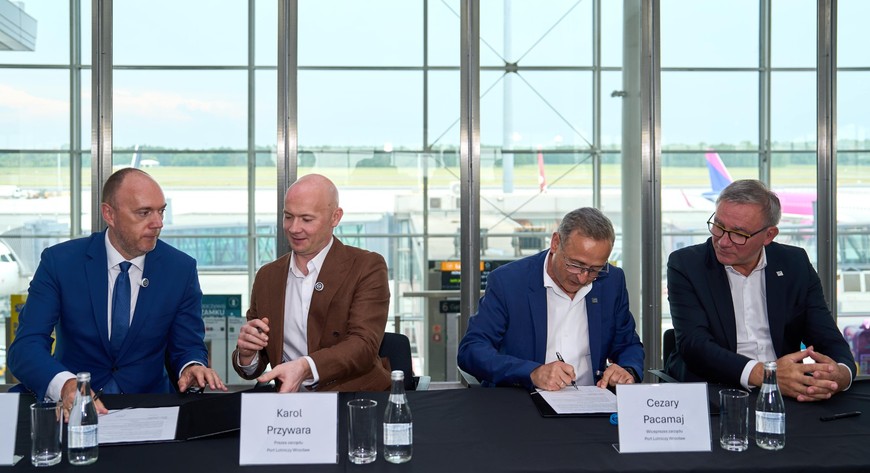 - Terminal wspomagający będzie gotowy przed sezonem letnim 2027 – poinformował Cezary Pacamaj, wiceprezes Portu Lotniczego Wrocław (drugi z prawej).