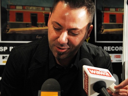 Kazik Na Żywo odbiera złoto i podpisuje 'Bar La Curva'