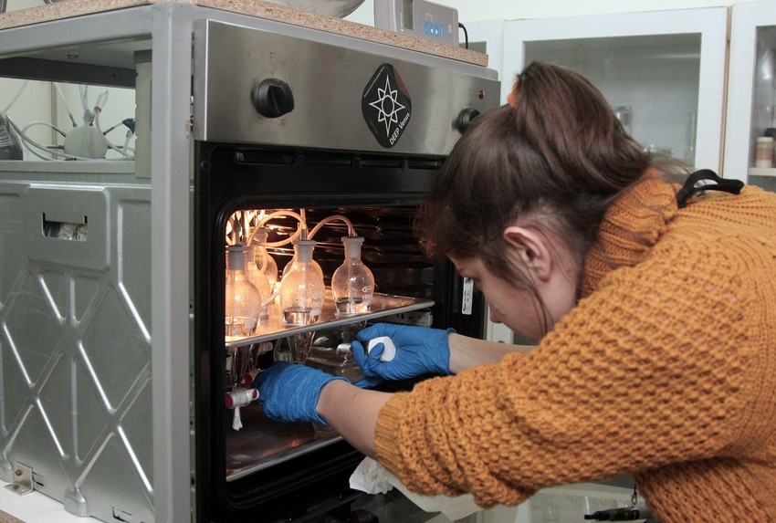 Ana Parabucki, neurobiolog proverava stanje mikoorganizama