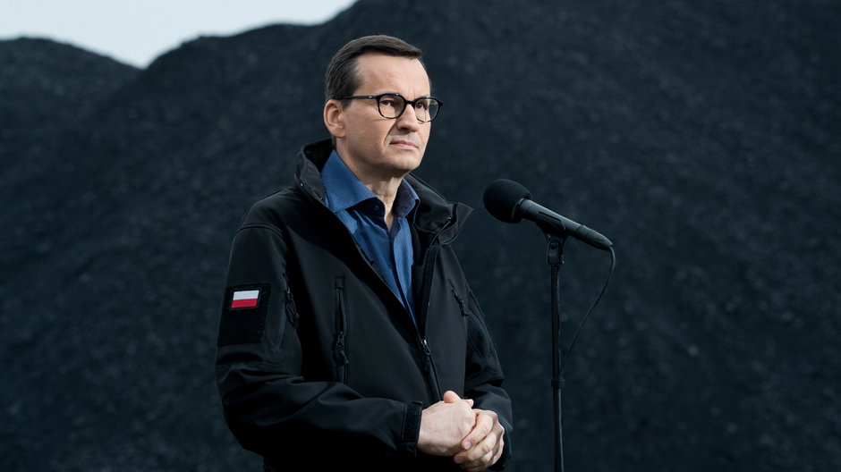 Premier Mateusz Morawiecki na tle węgla