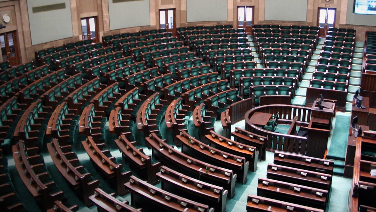 Najnowszy sondaż IBRiS dla Onetu pokazuje, że wybory najprawdopodobniej wygra PiS. I zrobi to zapewne z dużą przewagą. Jednak czy będzie rządził? Jeżeli skończyłoby się tak jak w sondażu, to władzę równie dobrze może objąć wielopartyjna koalicja.