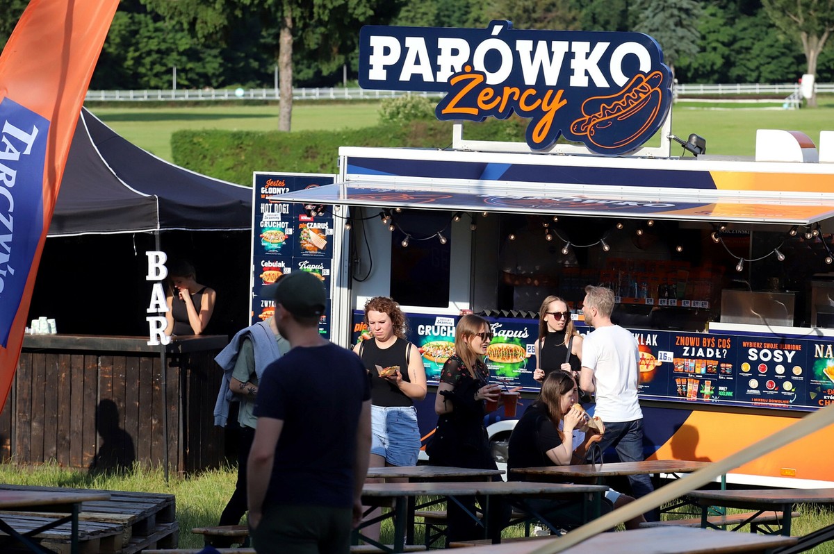Polacy coraz częściej jedzą na mieście. Eksperci wskazują na nowy trend