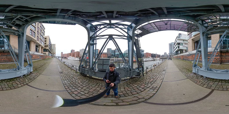 Jest szaro i deszczowo, ale zdjęcie jest pomimo to dobrze zniuansowane. Zdjęcia panoramiczne z Insta360 One R wyglądają całkiem dobrze. Jedyne obwódki barwne widać u góry po prawej stronie