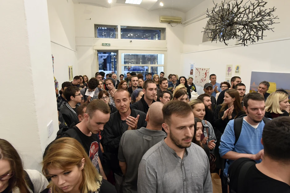 Puna galerija posetilaca