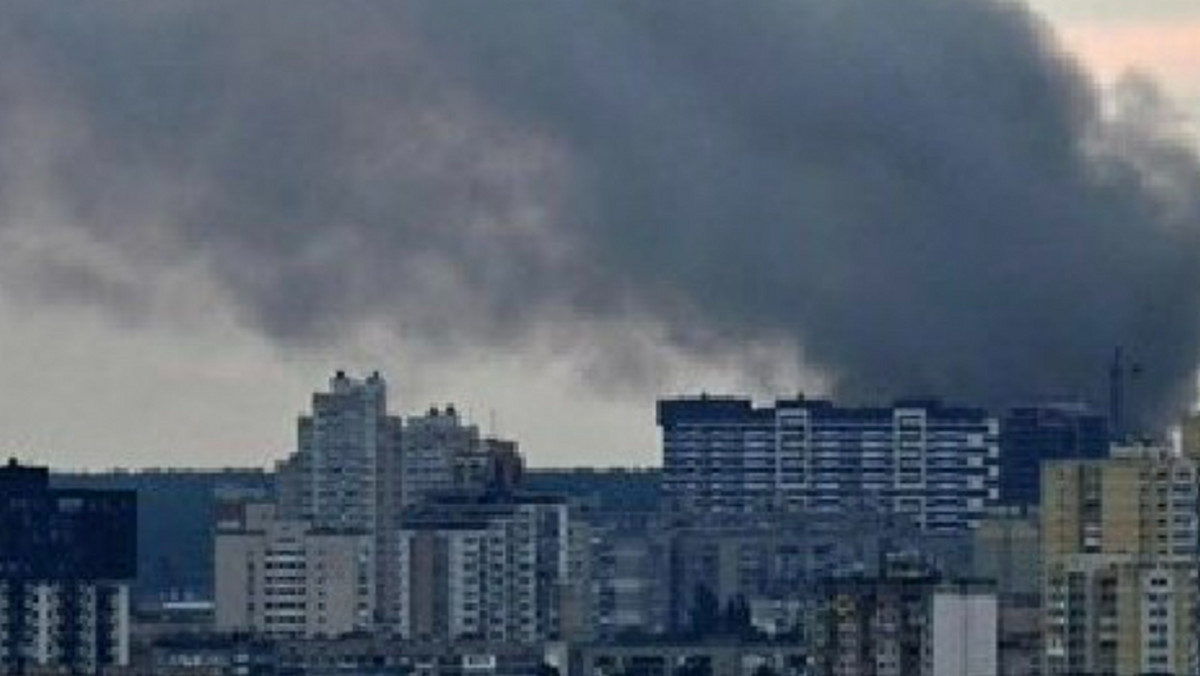 Kłęby dymu nad Kijowem. W stolicę uderzyły cztery rakiety