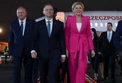 Różowa stylizacja i mała kokardka przy dekolcie. Tak Agata Duda prezentuje się w Kenii [FOTO]