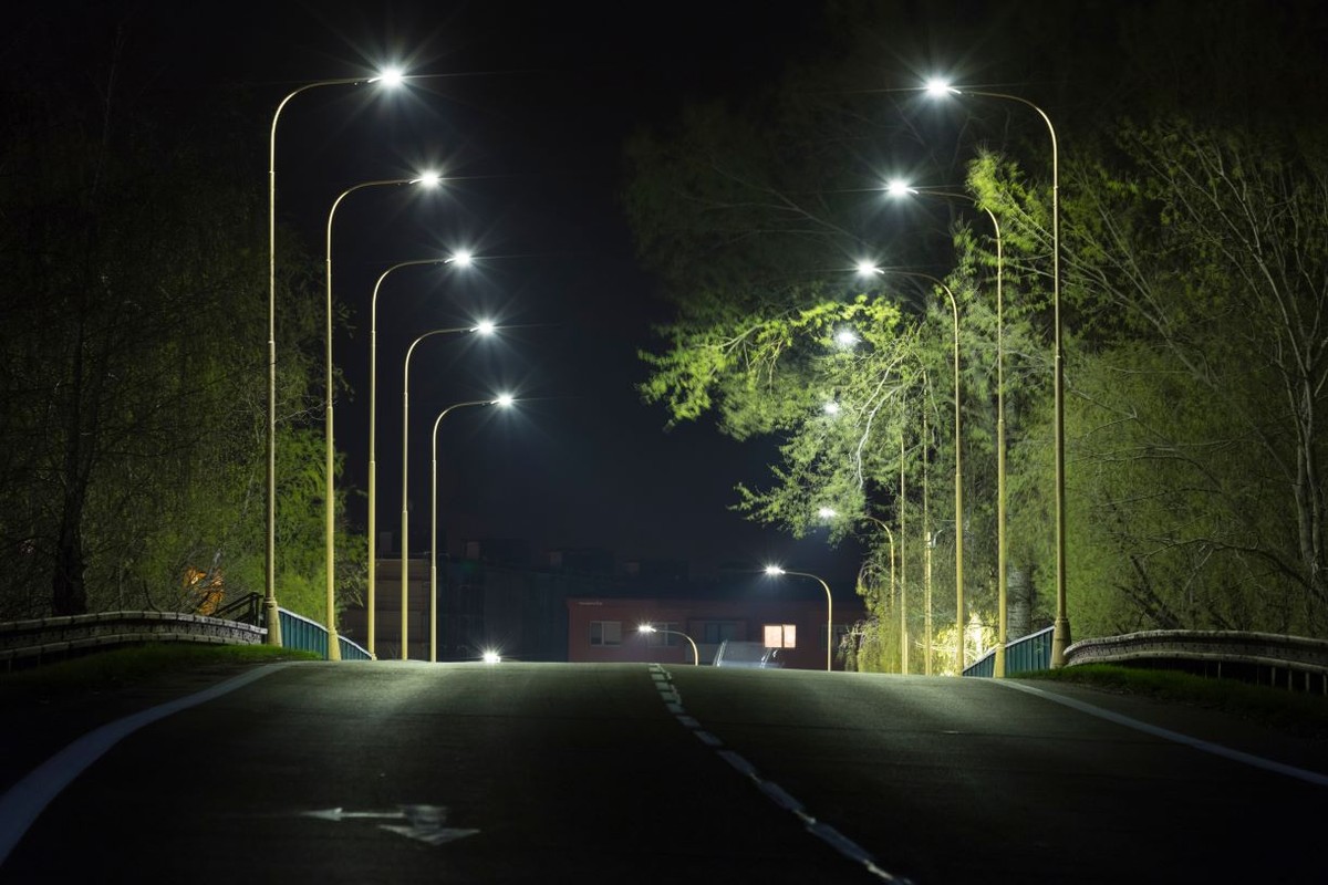 Gmina nie może wydatkować pieniędzy z budżetu na modernizację oświetlenia w sposób dowolny. Aby legalnie sfinansować modernizację lamp, powinna najpierw pozyskać do nich tytuł prawny.