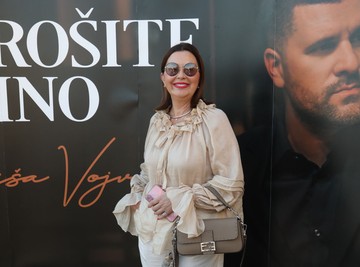 "PONUDILA SAM SEBE, IZVOLI – PUCAJ!" Dragana Katić žestoko odgovorila na negativne komentare o estetskim korekcijama i starenju