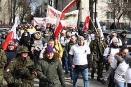 Protest antycovidowców w Warszawie. Policja użyła granatów hukowych i gazu