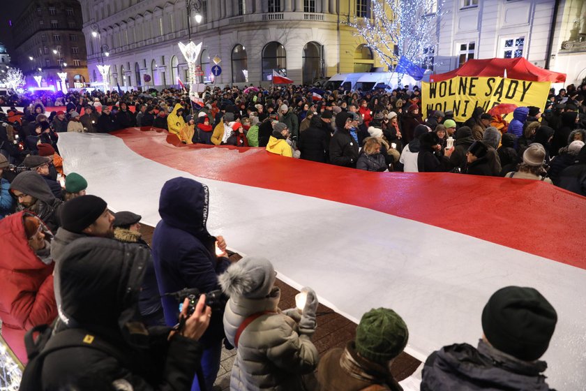 Ludzie wyszli na ulice. Protesty przeciwko zmianom w sądach