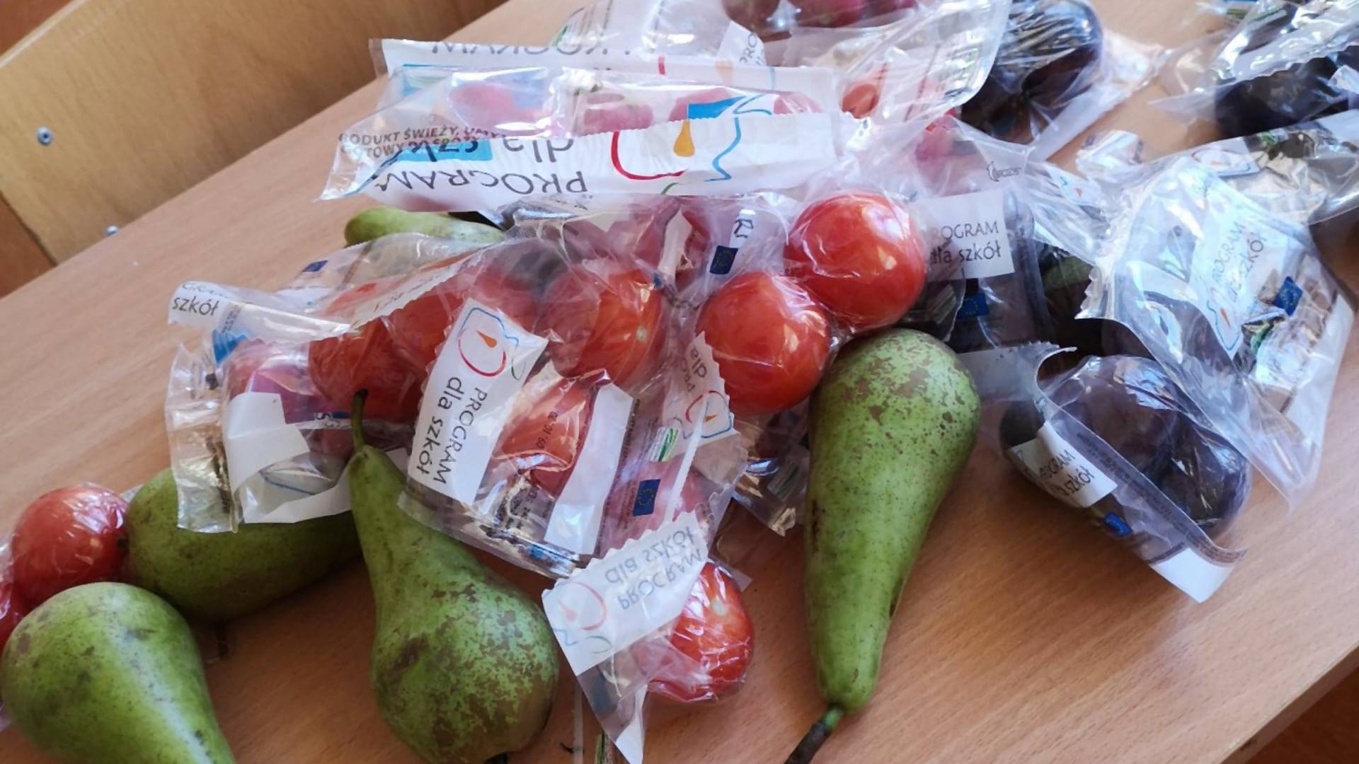 Rządowy program zalewa polskie szkoły plastikiem. Warzywa i owoce pojedynczo pakowane w folię