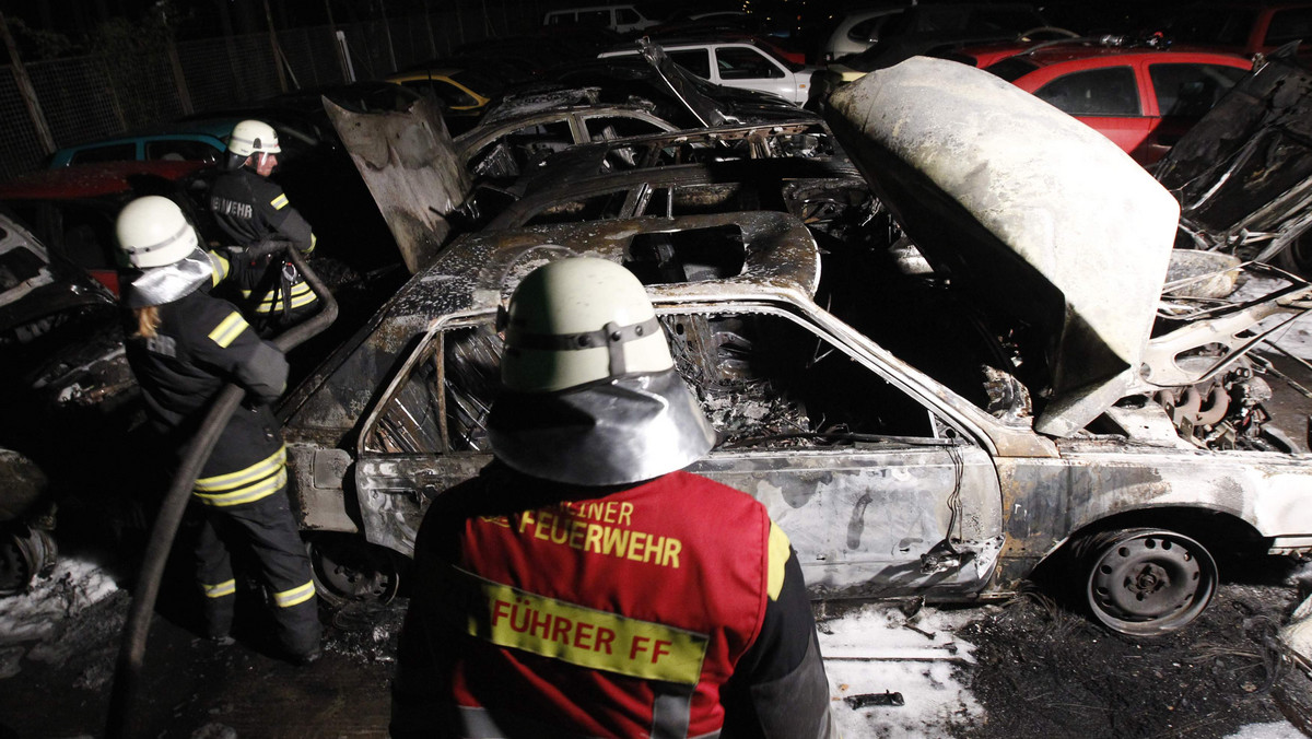 Czwartą noc z rzędu w Berlinie płonęły samochody. Według policji nieznani sprawcy podpalili minionej nocy 11 pojazdów. Ogień częściowo uszkodził siedem innych samochodów.