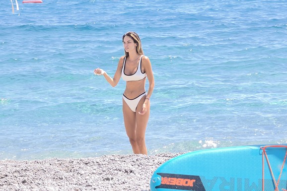DANIJELA DIMITROVSKA POKAZALA BOMBASTIČNE OBLINE, A MUŽ JEVREM POD SUNCOBRANOM! Niko ne može da odvoji pogled sa njenog zgodnog tela: Zajedničke slike iz Crne Gore raspametile
