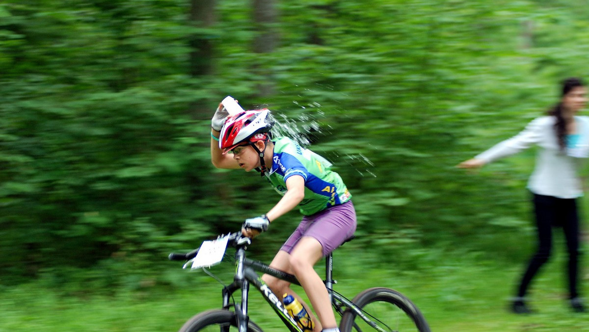 Zapowiedzi organizatorów, że Maraton Kresowy MTB w Łomży "Na krańcach Mazowsza" będzie miał charakter wyżynny i interwałowy, można było przyjmować z niedowierzaniem. Wprawdzie są tam Dębowe Góry, ale to jednak centralna Polska. Jednak trasa łomżyńskiego maratonu rzeczywiście pozytywnie zaskoczyła. Przewyższenie wyniosło ponad 700 m na dystansie 58 km.