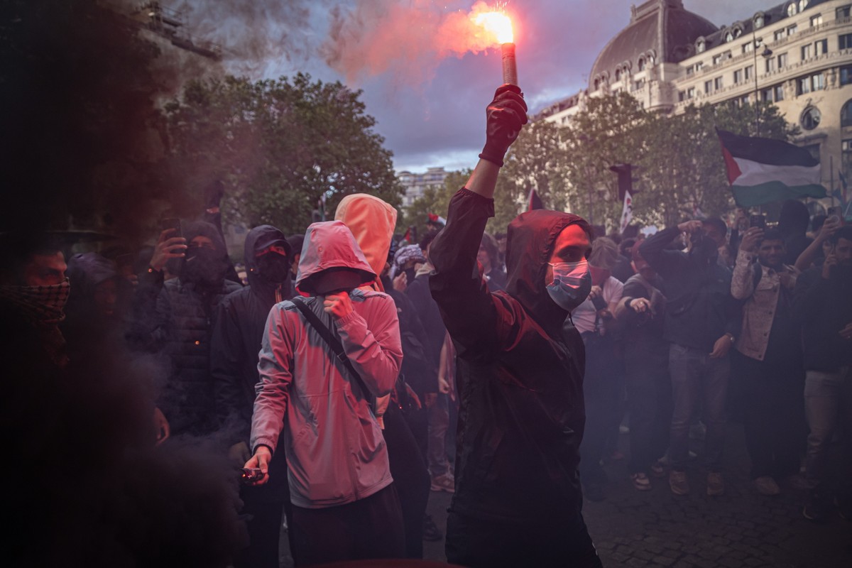 Tysiące osób wyszło na ulice Paryża. "Niech żyje walka narodu palestyńskiego"