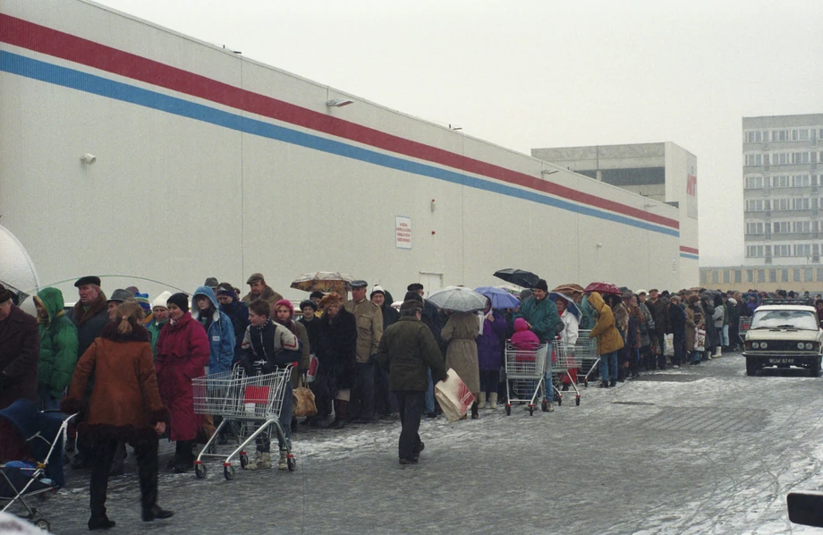 Pierwszym hipermarketem działającym w Polsce był HIT należący do niemieckiej fi rmy Dolhe. Sieć ta rozpoczęła działalność w 1993 roku. W lipcu 2002 roku wszystkie 13 sklepów HIT zostało przejętych przez brytyjską sieć Tesco. Na zdjęciu kolejka do hipermarketu HIT w lutym 1994 r.