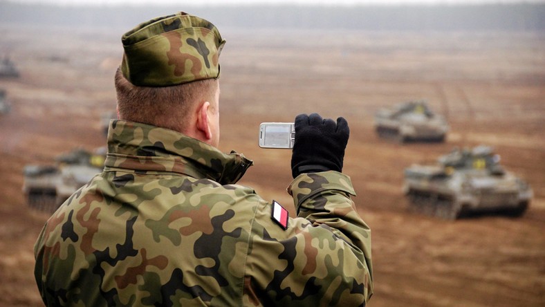 Wojskowe ćwiczenia Zima-20 miały zakończyć się przegraną polskiej armii w symulowanej wojnie. Czy to powody do obaw? - Gra wojenna w ogóle nie powinna mieć na celu zweryfikowania kto wygrywa, kto przegrywa - mówi Jacek Bartosiak, ekspert ds. geopolityki i autor książek poświęconych temu zagadnieniu.