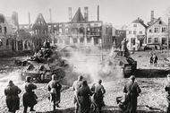 Czerwonoarmiści podczas szturmu Fromborka, luty 1945 r.