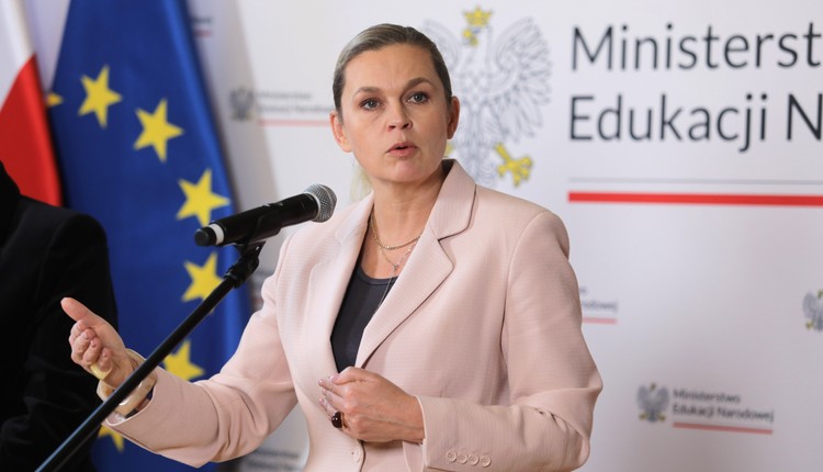 MEN zakaże makijażu i malowanych paznokci? Jest projekt ustawy ws. praw i obowiązków ucznia