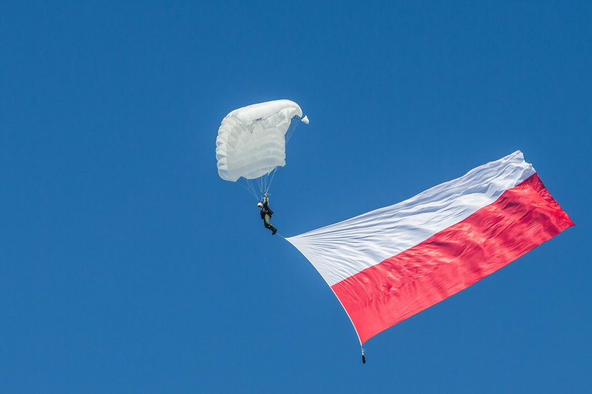 Oficjalne uroczystości i lotnicze pokazy podczas Święta Lotnictwa Polskiego na Krzesinach