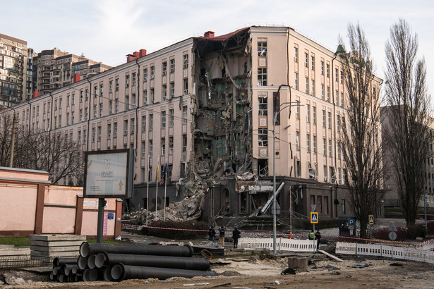 Budynek w centrum Kijów zniszczony w wyniku rosyjskiej inwazji