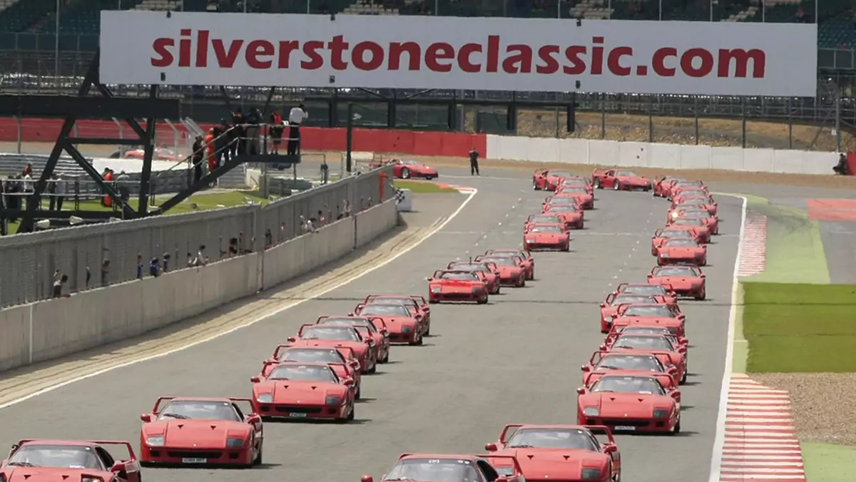 Największa parada Ferrari F40 na Silverstone Classic 2012