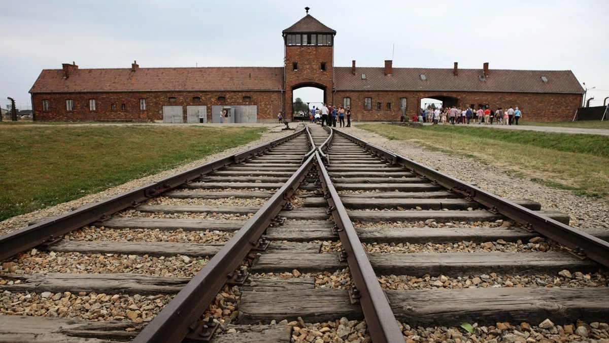 Brawurowa ucieczka z Auschwitz. Polacy w mundurach SS wyjechali przez bramę