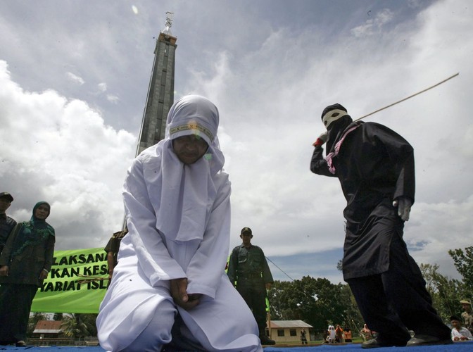 Kobieta skazana na karę batów w Indonezji za złamanie zasad szariatu