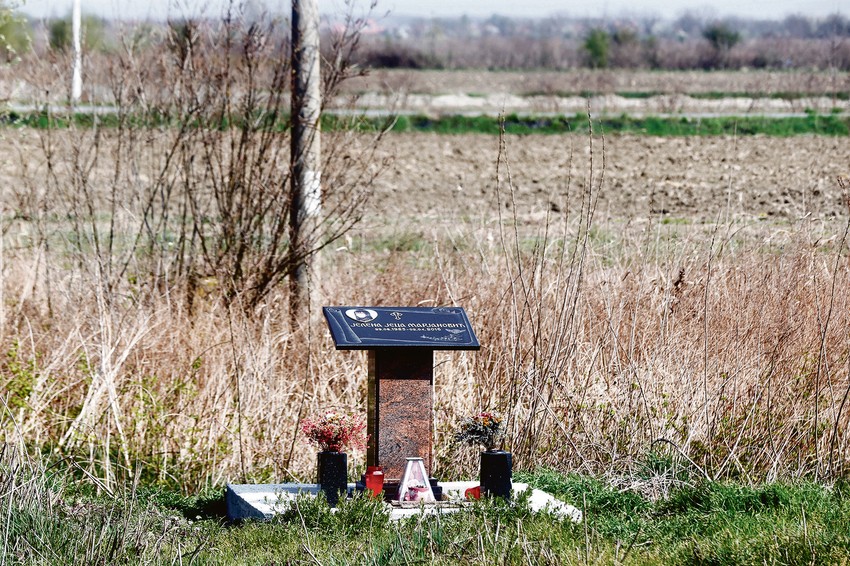 Spomenik na nasipu gde je pronađeno Jelenino telo podignut je na njen rođendan 29. avgusta