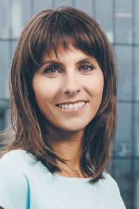 Pracownicy oczekują od pracodawcy pomocy w niespodziewanych wyzwaniach związanych np. z większymi niż zwykle wydatkami i realnego wsparcia, kiedy tego będą potrzebować. Pracodawcy coraz częściej zaczynają to dostrzegać, wychodząc z oferta benefitów finansowych – mówi Weronika Dejneka, prezes PZU Cash