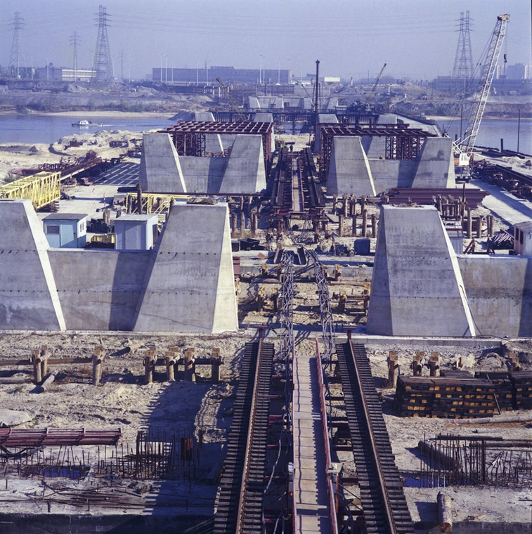 Budowa mostu toruńskiego (dziś Grota-Roweckiego) - 1979 r.