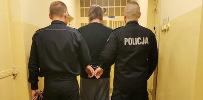 Zniszczył siekierą radiowóz i potrącił policjanta. Po wszystkim oblał swoje auto benzyną i podpalił