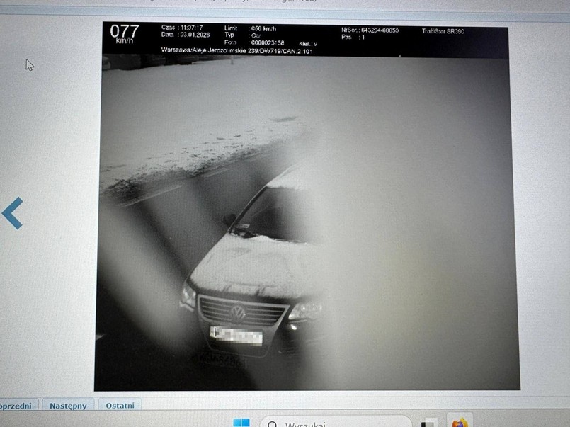 Zdjęcie z fotoradaru oblanego farbą