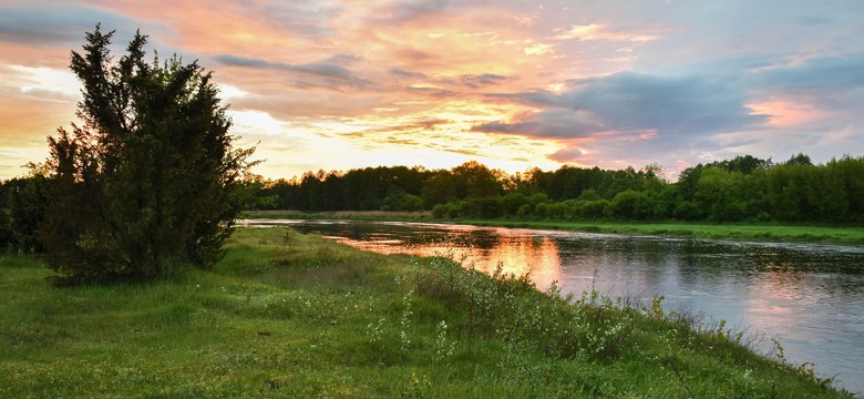 IMGW wydało alerty. Podnosi się poziom wody na Narwi