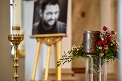 Pogrzeb Arkadiusza Tomiaka. Pożegnał go tłum zaprzyjaźnionych gwiazd [FOTO]