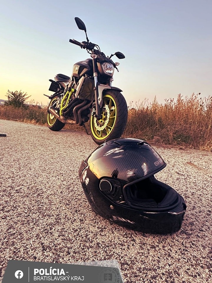 Pri nehode v Bratislave zomrel 22-ročný motorkár.