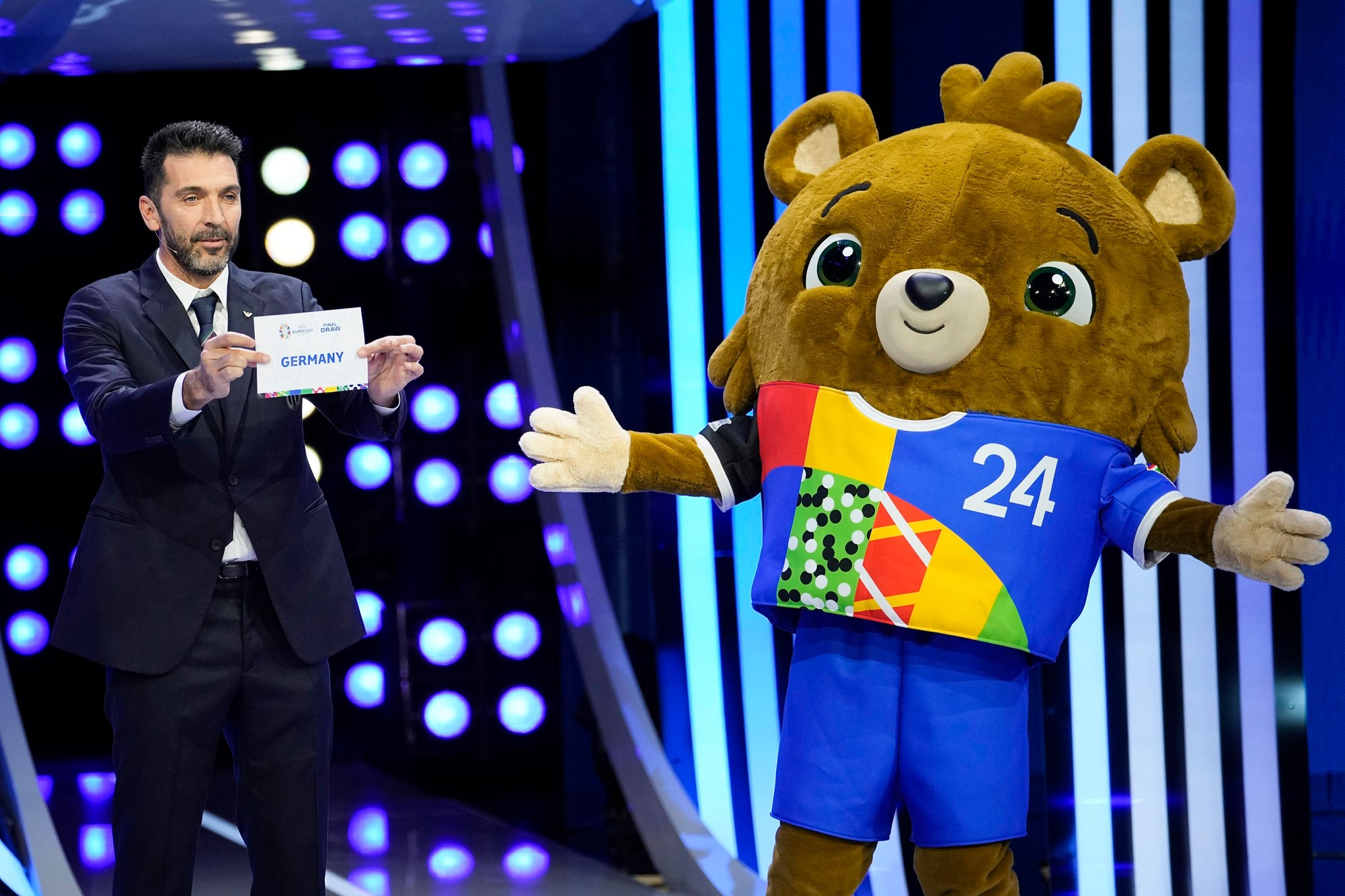 Bývalý futbalista Gianluigi Buffon počas žrebu EURO 2024.
