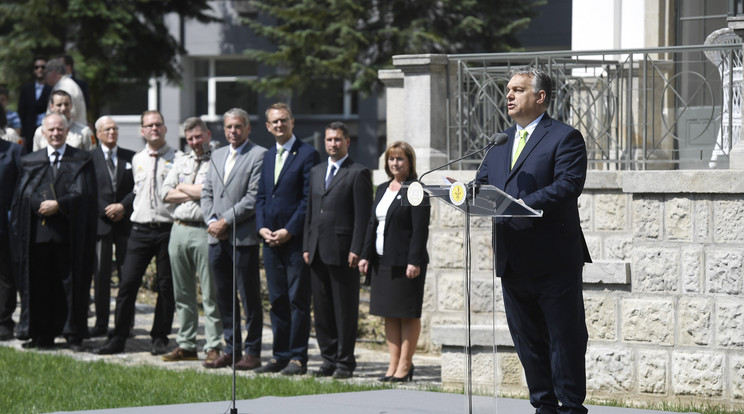 Orbán Viktor olyan fiatalokat akar, akik "a jég hátán is megélnek" /Fotó: MTI - Koszticsák Szilárd