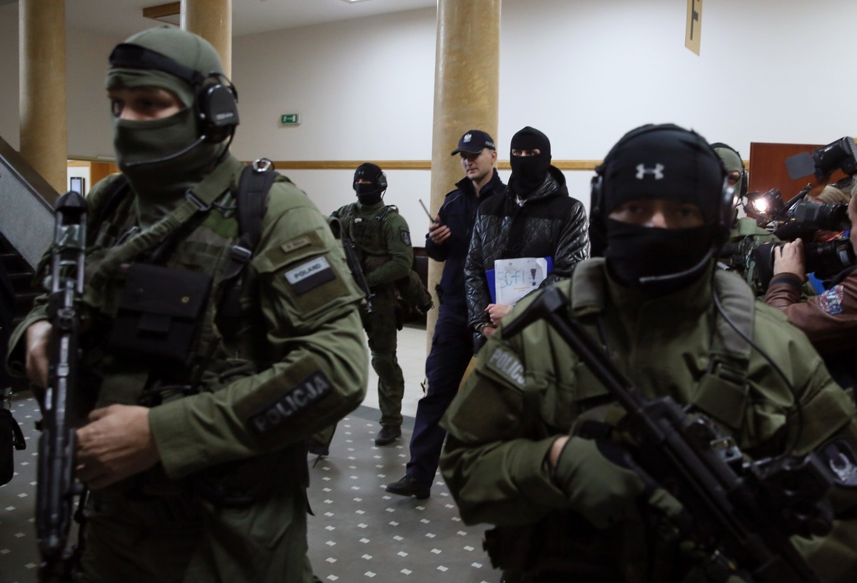 Oskarżony Igor M. ps. Patyk wyprowadzany z sali rozpraw w Sądzie Okręgowym w Warszawie