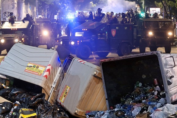 "RATNA ZONA" U CENTRU GRADA Tužne slike iz Beograda nakon jučerašnjeg studentskog protesta na Slaviji: Zapaljeni kontejneri, đubre na ulicama, pretučeni radnici Parking servisa (FOTO, VIDEO)