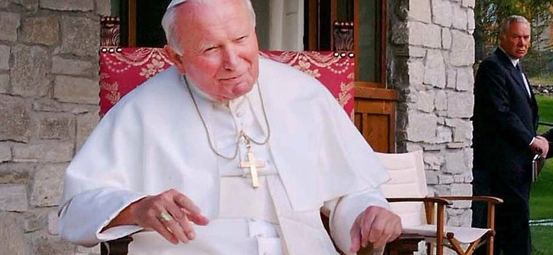 Medale i pamiątki po Janie Pawle II na wystawie w Radomiu