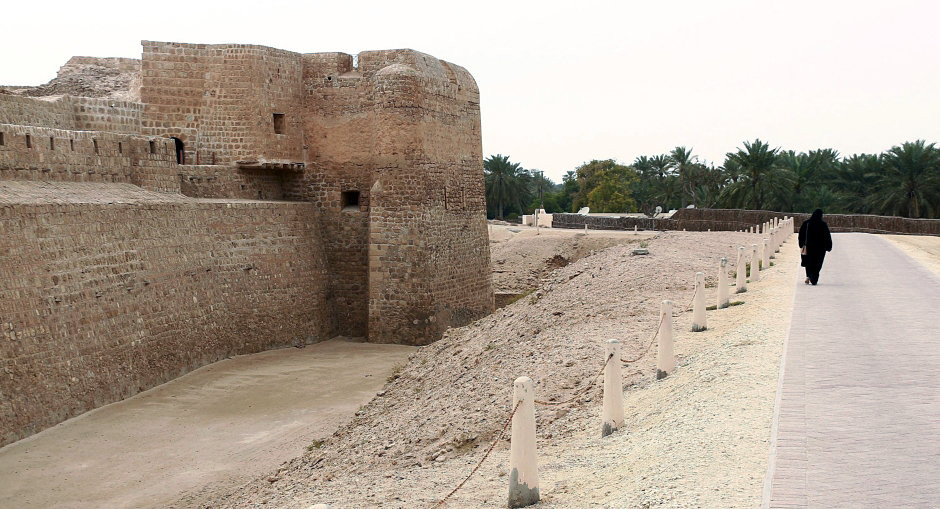Bahrajn - Karbabad. Bahrain Fort – wielokrotnie przebudowywany i władany przez przez Kasytów, Persów, Portugalczyków. Obecnie, w znacznym stopniu zrekonstruowany, pozostaje głównym zabytkiem państwa